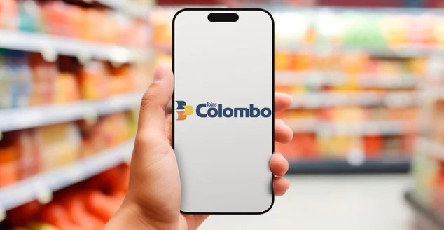 pessoa segurando um celular com o logo da lojas colombo