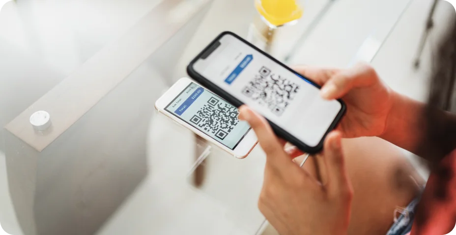 Nova forma de pagamento de contas e boletos no Brasil. Mulher segurando celular com aplicativo Pix com QR-Code, close-up da tela.