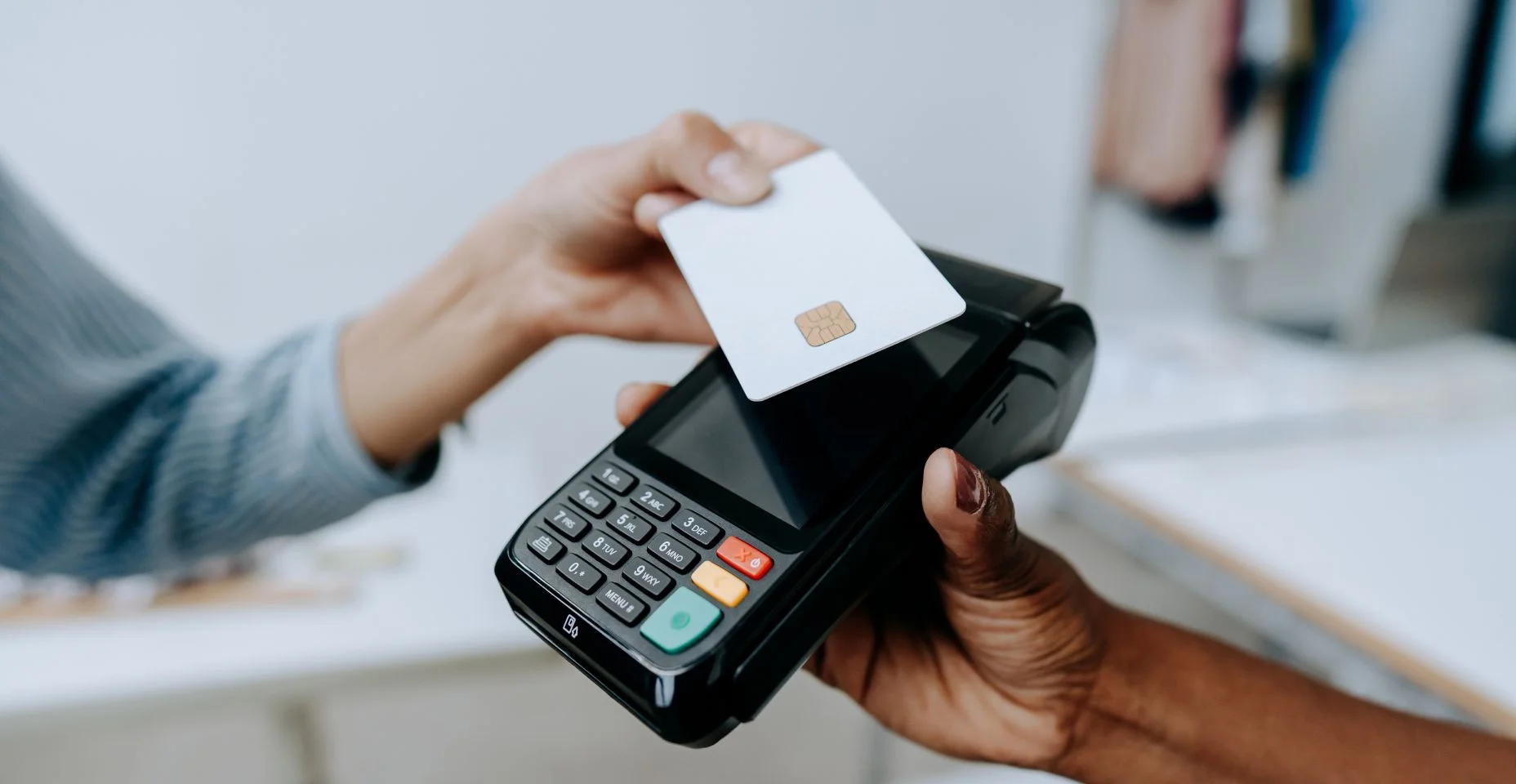 Pagamento com cartão de crédito sem contato com pessoas irreconhecíveis