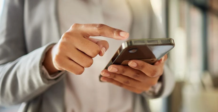 Telefone, rede e comunicação com a mão de uma mulher digitando um e-mail ou enviando um close-up de mensagens. 5g de tecnologia móvel para entrar em contato conosco, para mídias sociais e para acessar a internet ou web