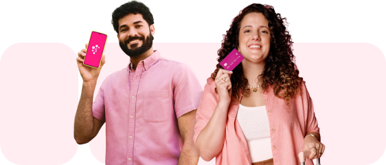 Casal vestido de rosa, mulher sorrindo, homem de meia idade sorrindo segurando celular com tela da Serasa