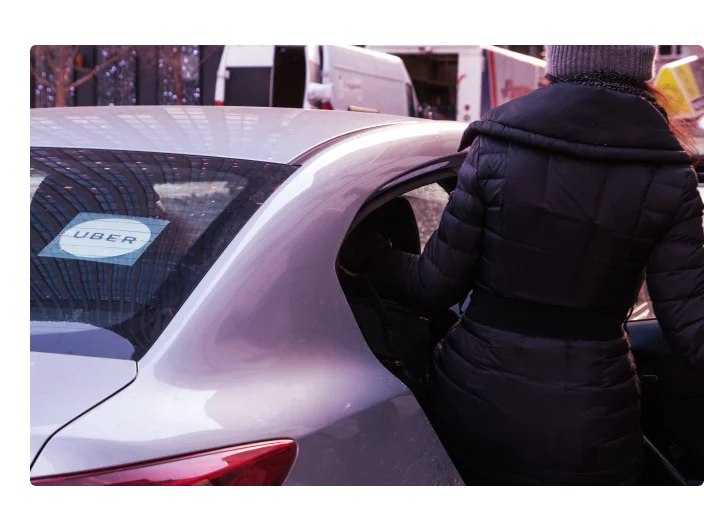 Carro cinzento de Uber com etiqueta oficial, Montreal