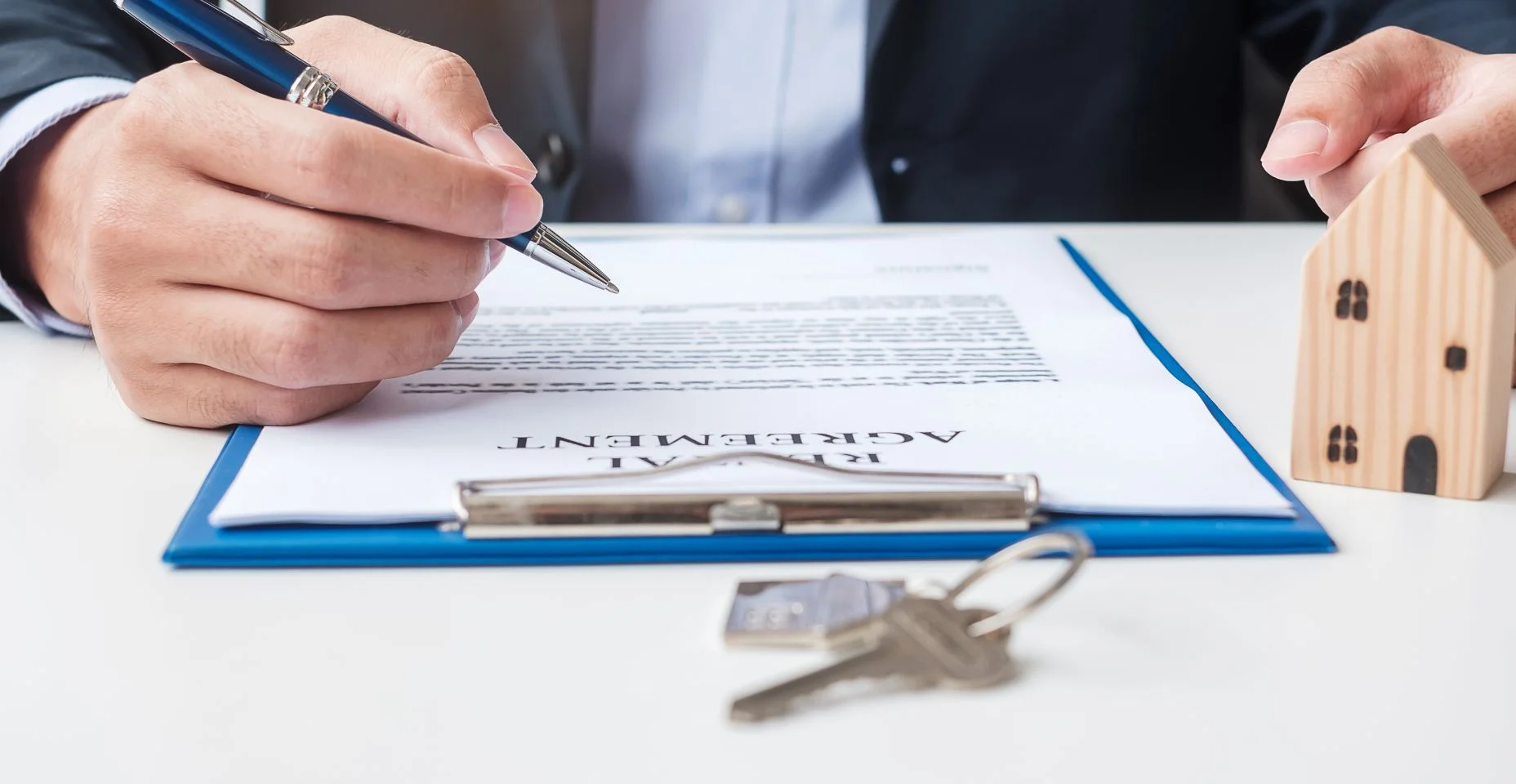Homem assinando documentos de contrato residencial. Contratos, imóveis, compra e venda e conceitos de seguros