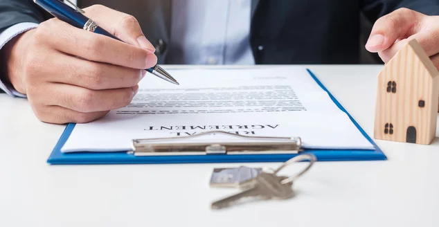 Homem assinando documentos de contrato residencial. Contratos, imóveis, compra e venda e conceitos de seguros