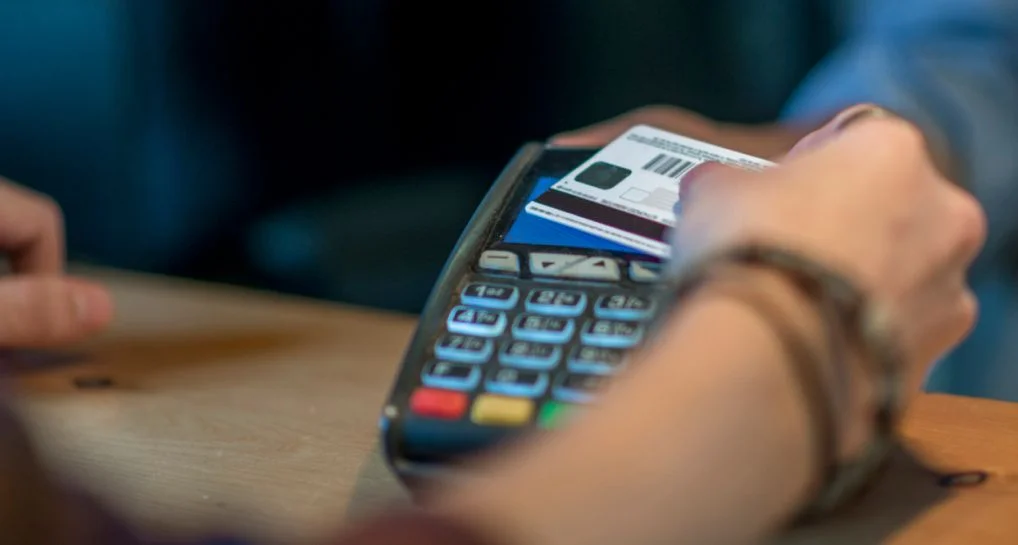 Pagando usando a apróximação do cartão de crédito