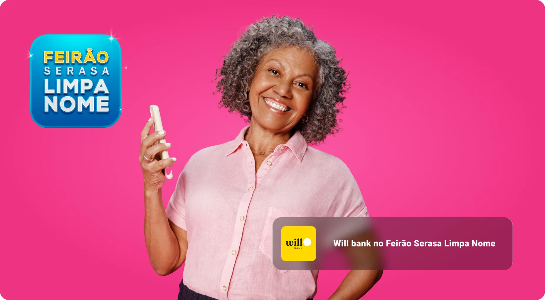 Mulher idosa sorrindo em fundo rosa.