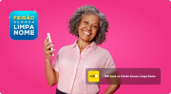 Mulher idosa sorrindo em fundo rosa.