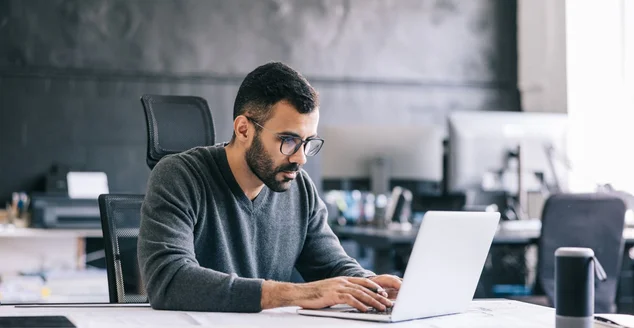 O arquiteto toma notas sobre o projeto e, em seguida, as insere no laptop para manter um registro digital do processo de design.