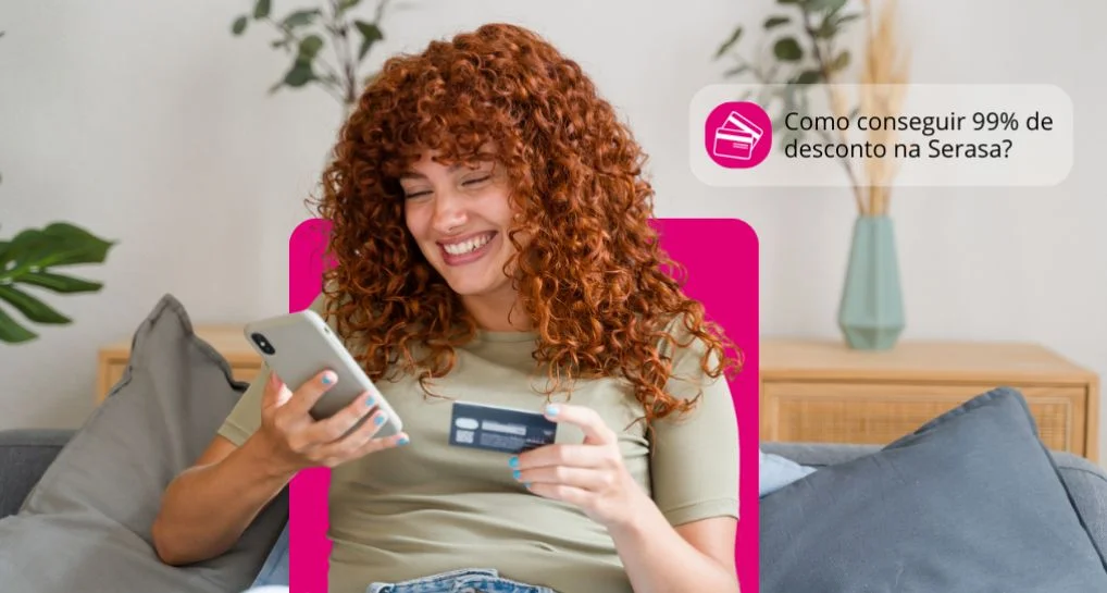 Mulher feliz usando smartphone para compras online no sofá em casa