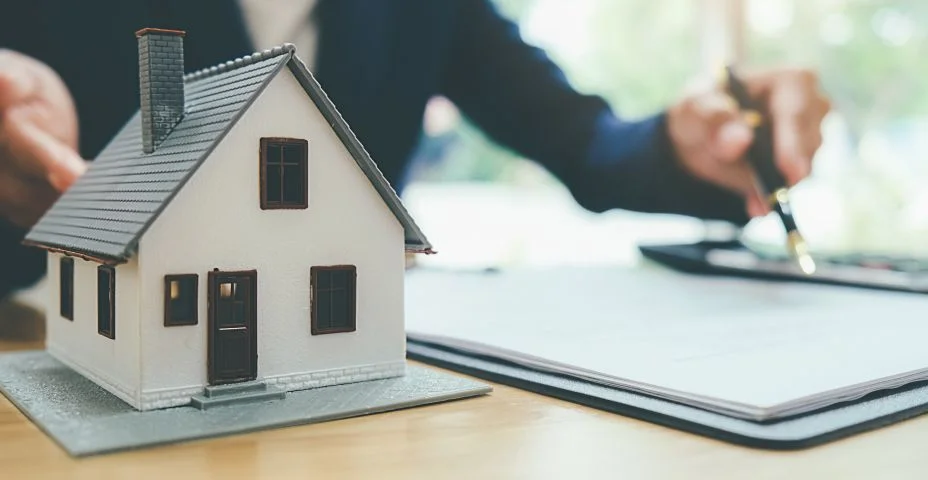 Modelo da casa com mediador imobiliário e cliente que discutem para que o contrato compre o fundo da casa, do seguro ou dos bens imobiliários do empréstimo.