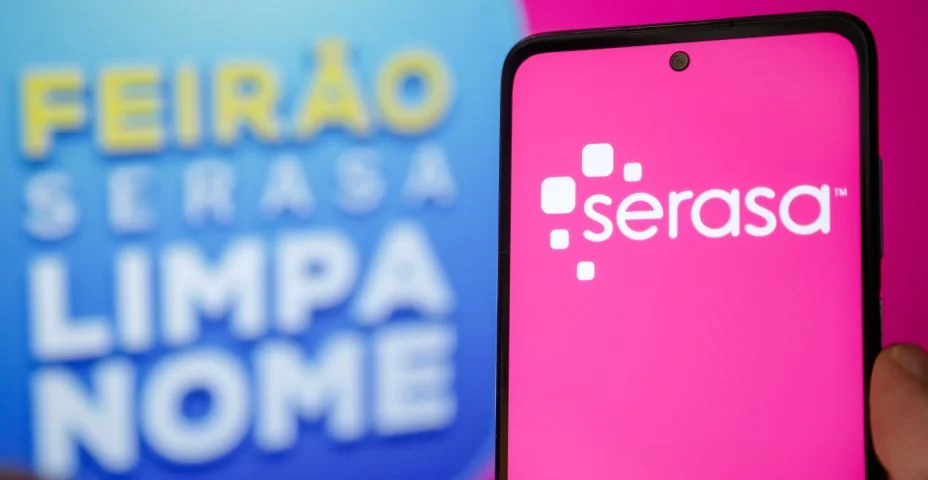 Aplicativo serasa na tela do celular na mão de uma pessoa.