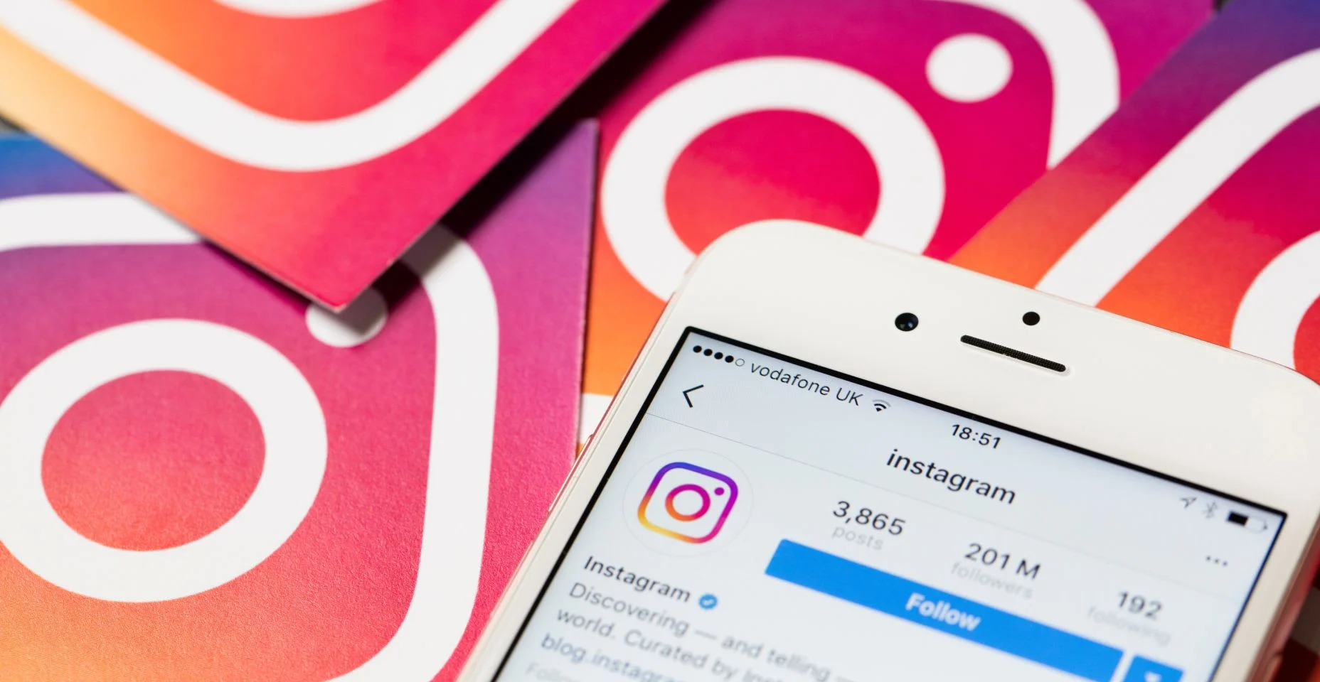 Smartphone mostra o aplicativo Instagram com logotipos do Instagram