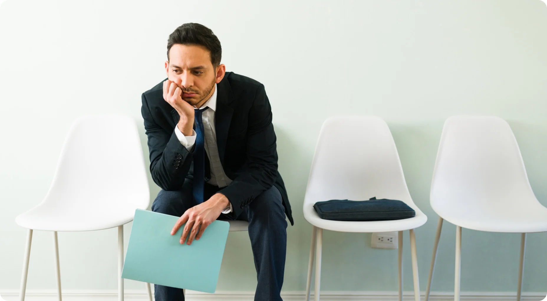 Triste empresário se candidatando a um novo emprego e esperando -