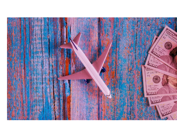avião e dólares em cima da mesa