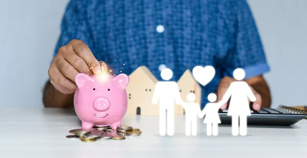 Futuro dos sonhos de muitas famílias. Piggybank, Lightbulb e Icon Family on Soil, Doação, Poupança, Caridade, Conceito de Plano de Finanças Familiares, Captação de Recursos, Superannuation, Investimento, Conceito de Crise Financeira