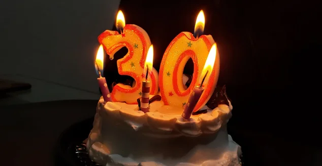 Bolo de aniversário com velas de 30 anos