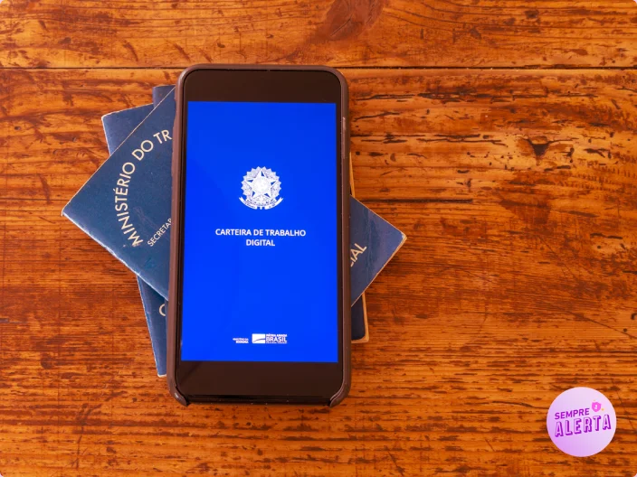 Celular aberto no app da carteira de trabalho