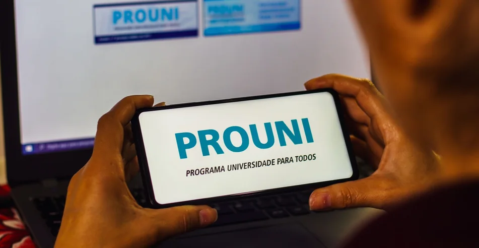 Nesta ilustração fotográfica, o logotipo do Programa Universidade Para Todos (Prouni) aparece na tela de um smartphone.