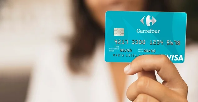 Cartão de crédito com logotipo do banco Inter e bandeira Mastercard