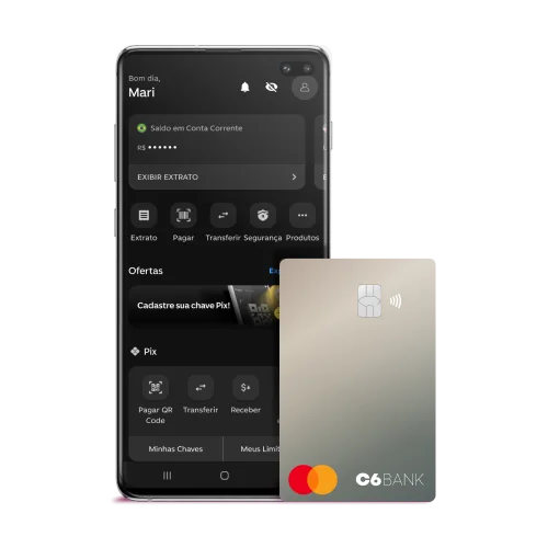 Imagem mostrando Smartphone com o aplicativo C6 Bank aberto e o cartão de crédito C6 Bank à frente.