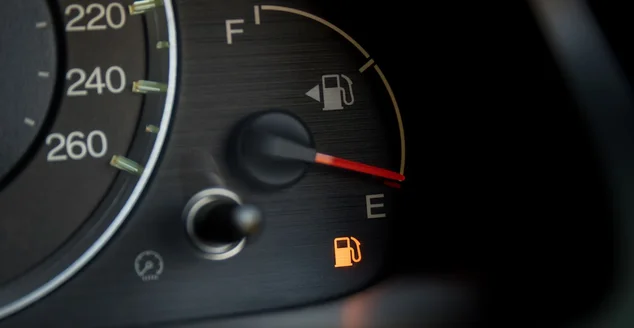 Luz de aviso de combustível vazia no painel do carro. Ícone da bomba de combustível. placa de painel medidor de gasolina no carro com sinal de aviso digital de ficar sem combustível ligado. Baixo nível de combustível mostra no painel do velocímetro.