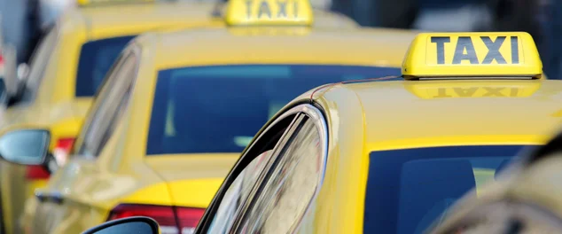 Detalhe dos carros de táxi amarelo na rua