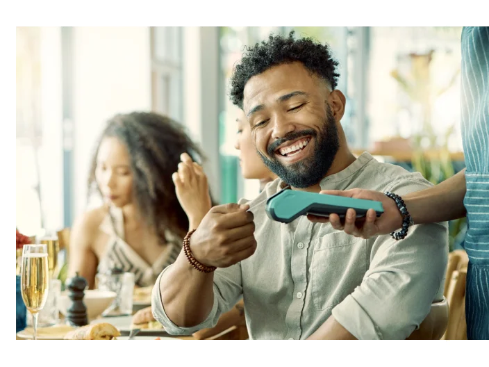 homem em um restaurante pagando sua conta com um cartão de crédito