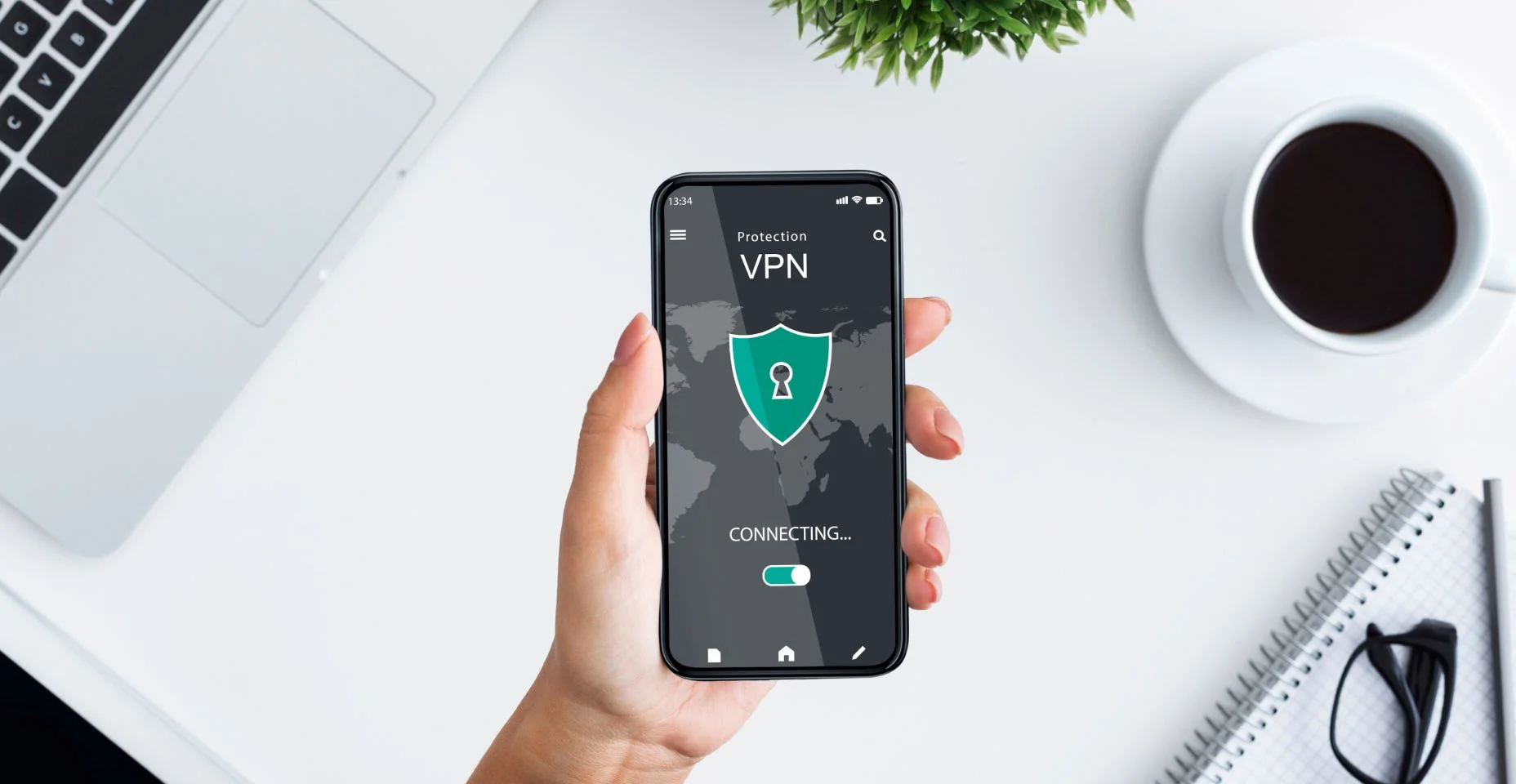 Jovem segurando e usando smartphone com aplicativo VPN