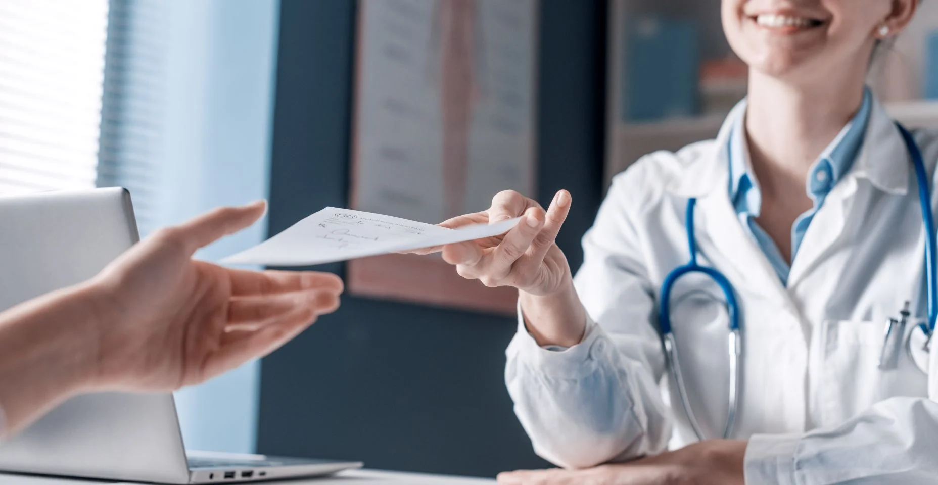 Médico sorridente dando uma receita a um paciente