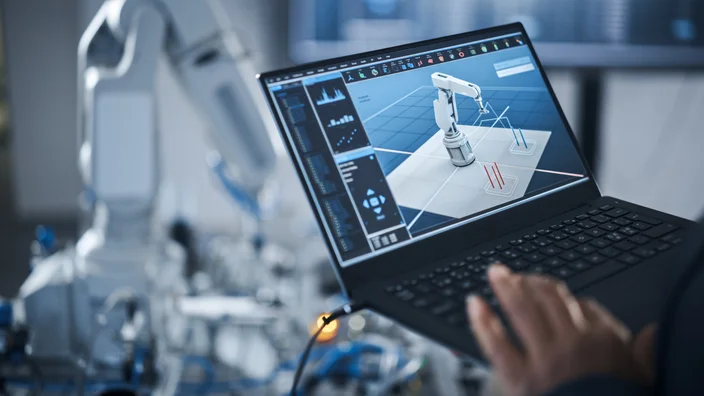 Engenheira negra usando laptop para programar braço robótico na moderna fábrica de montagem. Nova Geração de Tecnologia Avançada no Conceito da Indústria de Manufatura Automática