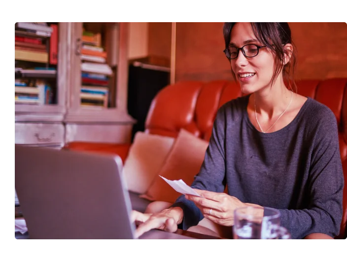 Jovem mulher independente caucasiana gerenciando finanças domésticas