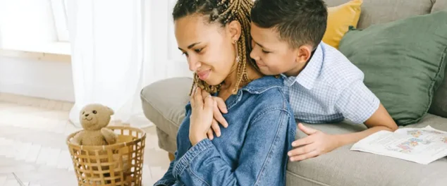 Mãe com o seu filho fazendo uma pesquisa no notebook sobre maternidade e vida financeira