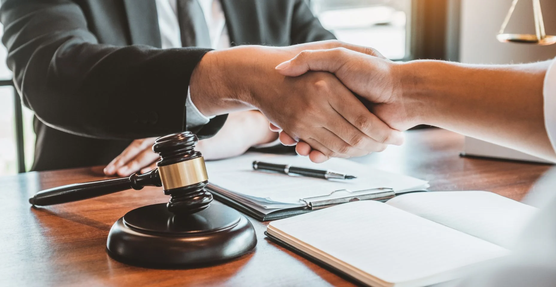 Empresário apertando as mãos para selar um acordo Juízes advogados homens Consultoria de serviços jurídicos em relação aos vários contratos para planejar o caso em juízo.