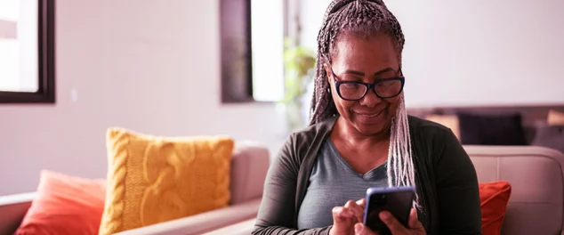 mulher mexendo no celular conferindo o frete