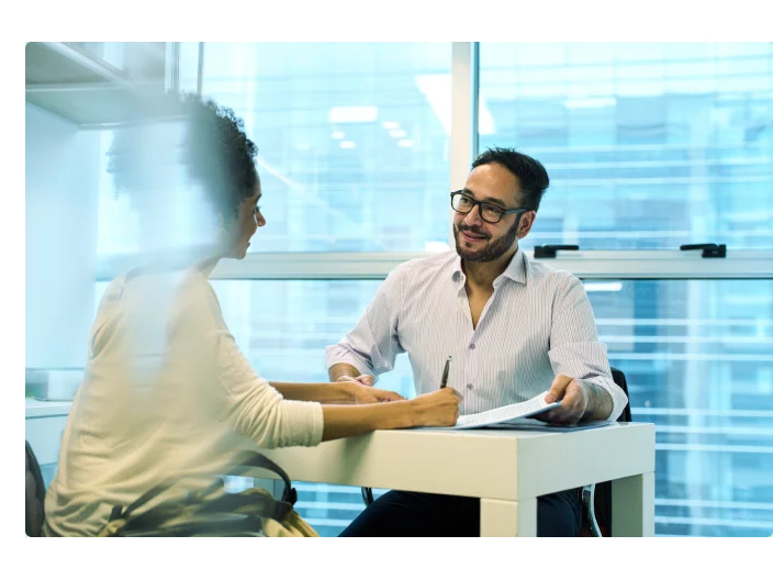 pessoas conversando sobre qual banco fazer empréstimo