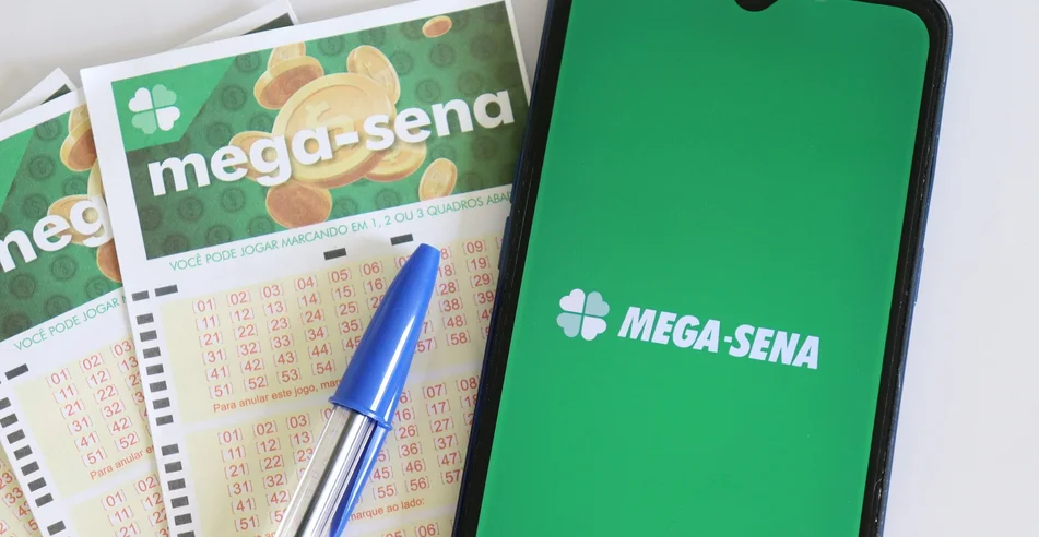 Logotipo da loteria Mega Sena na tela do smartphone. Loteria Brasileira da Caixa Econômica Federal - Loterias Online.