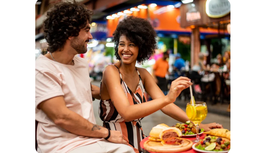 Casal de turistas no mercado