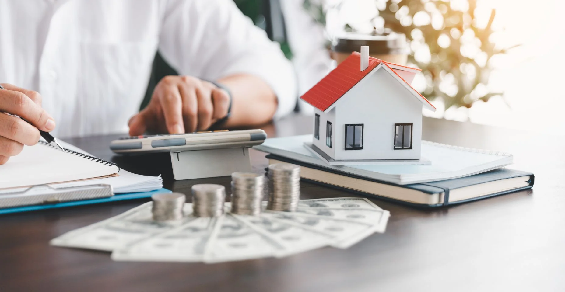 Poupança investimento casa com empréstimo financiamento dinheiro conceito de negócio. Financiamento de banco de investimento para negócios imobiliários residenciais. Empilhar moedas com casa modelo para empréstimos de investimento. Dinheiro para impo