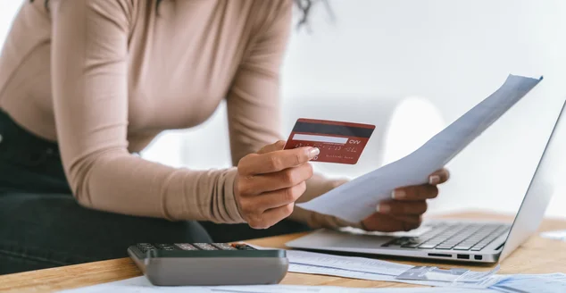 Jovem estressada tem problemas financeiros com dívidas de cartão de crédito para pagar o conceito crucial de dinheiro pessoal ruim e crise de gerenciamento de pagamento de hipotecas