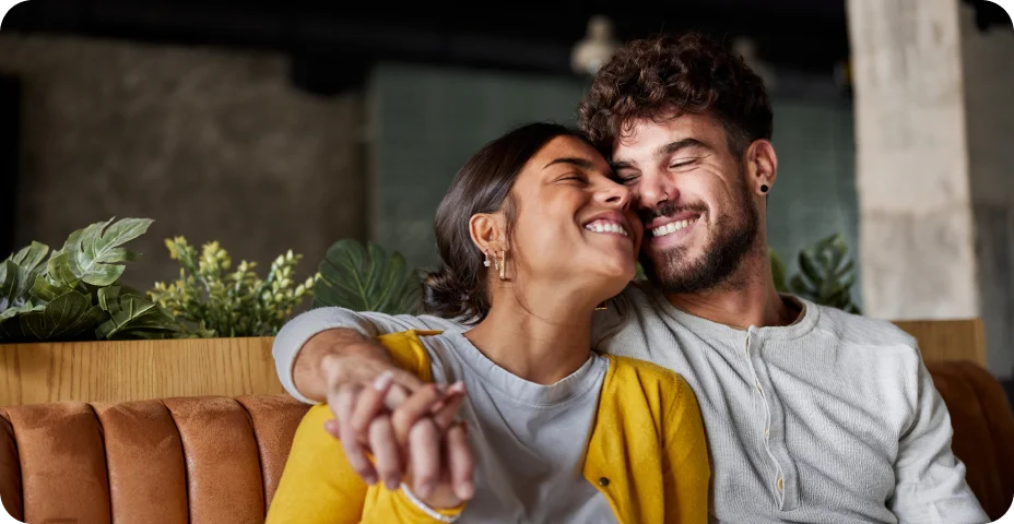 Casal feliz abraçando-se com muito carinho.