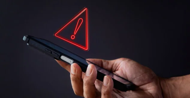 Smartphone com ícone de aviso de cautela triangular