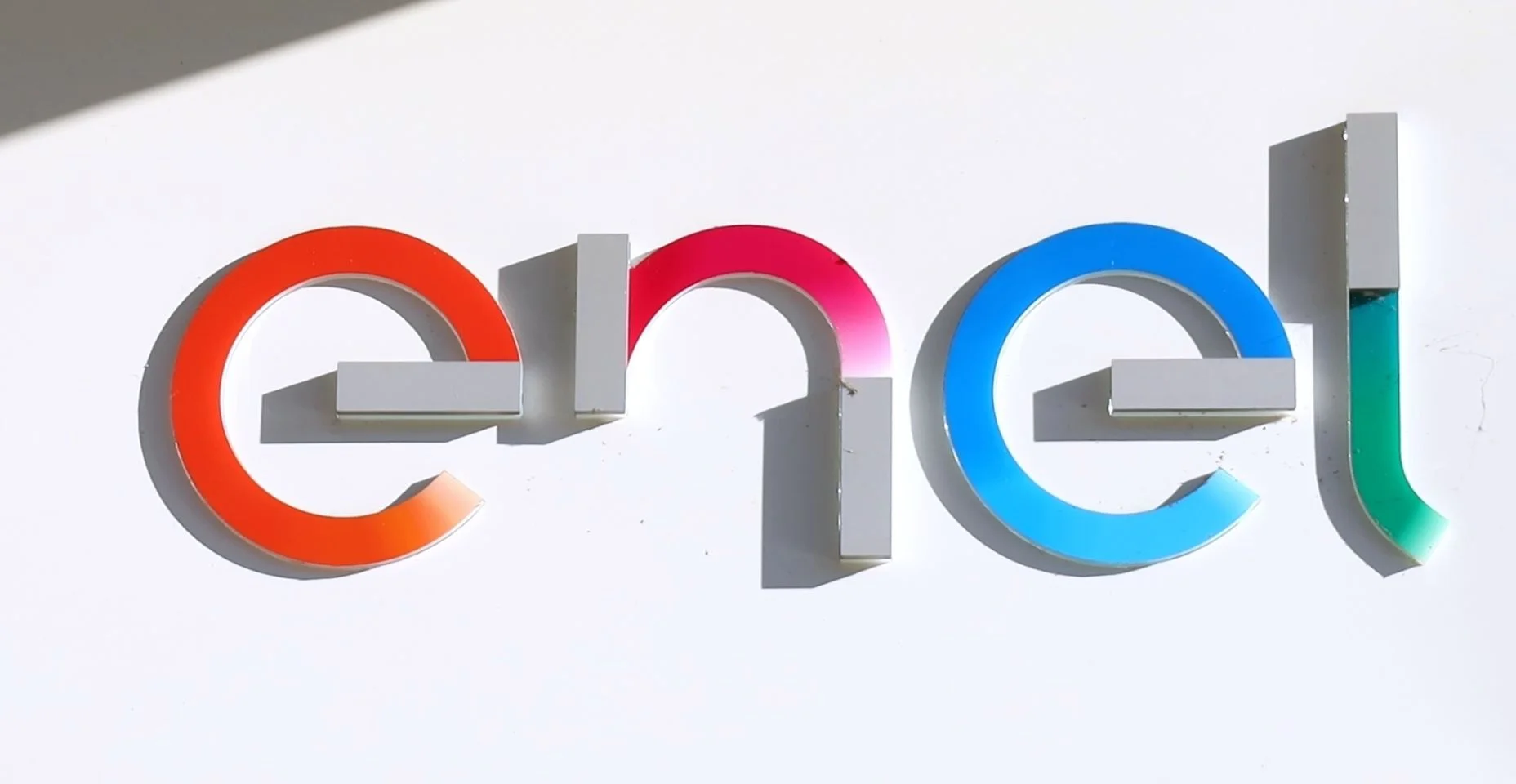 Logotipo da Enel na entrada de uma filial local. É o símbolo de uma multinacional italiana fabricante e distribuidora de eletricidade e gás, outrora órgão público.