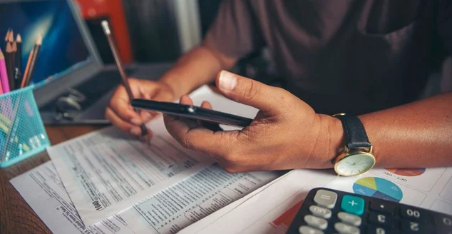 Contador calcula declaração de imposto de renda e trabalha em casa, empresário asiático planeja orçamento, balanço patrimonial e renda pessoal para trabalhador que tem renda sob a lei