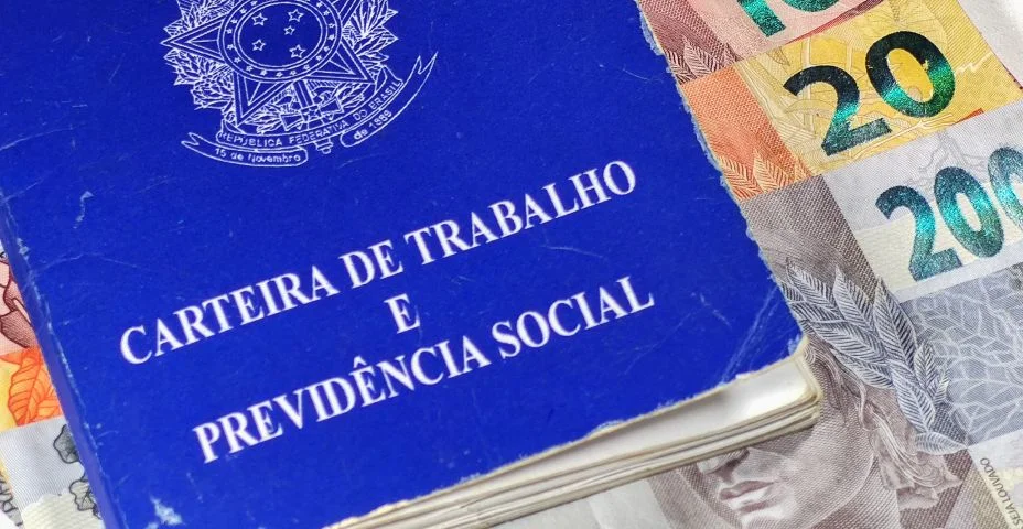 Carteira de trabalho brasileira (carteira de trabalho) e laptop na mesa do escritório. Home office no Brasil.