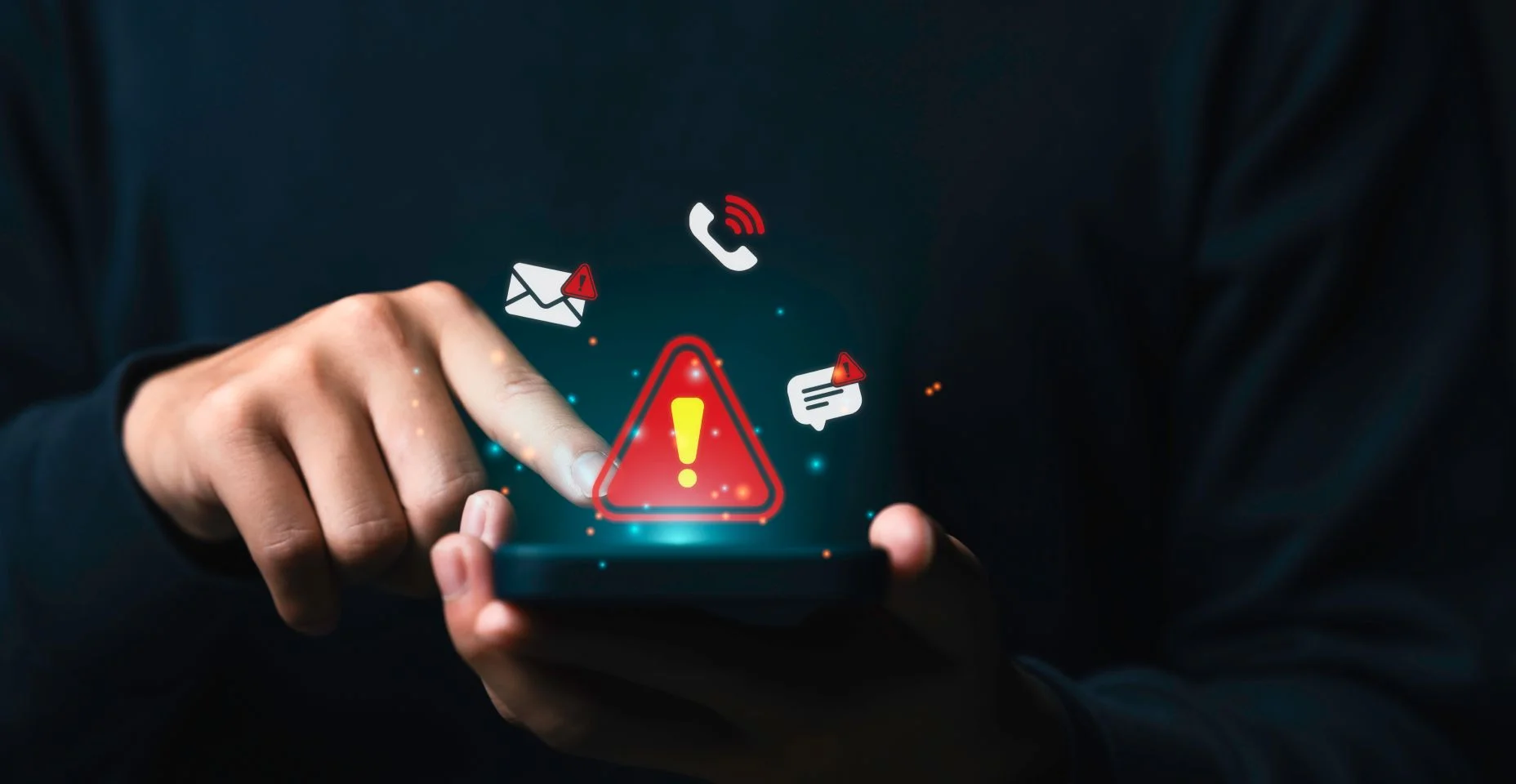 Alerta de fraude ou golpe do smartphone, alerta de alerta de alerta de sistema hackeado no celular. Rede de ataque cibernético, vírus, spyware, malware, software malicioso. Segurança cibernética e cibercrime. notificação de aviso.