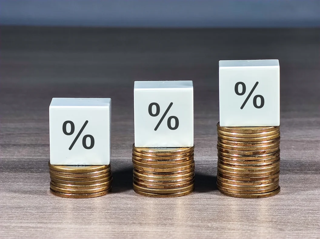 Blocos com símbolo percentual na escada de moedas heap, aumentar a porcentagem sobre o aumento do dinheiro