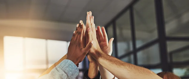 pessoas de diversas raças batendo as mão juntos