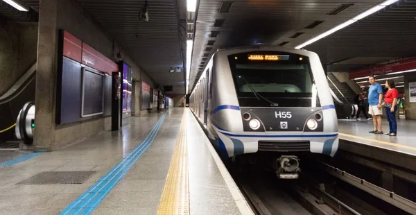 Povos que esperam à placa na estação do metro de Republica (Subway) em Sao Paulo, Brasil