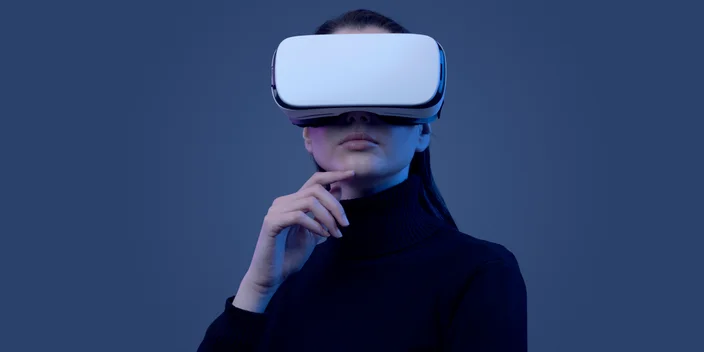 Mulher experimentando realidade virtual