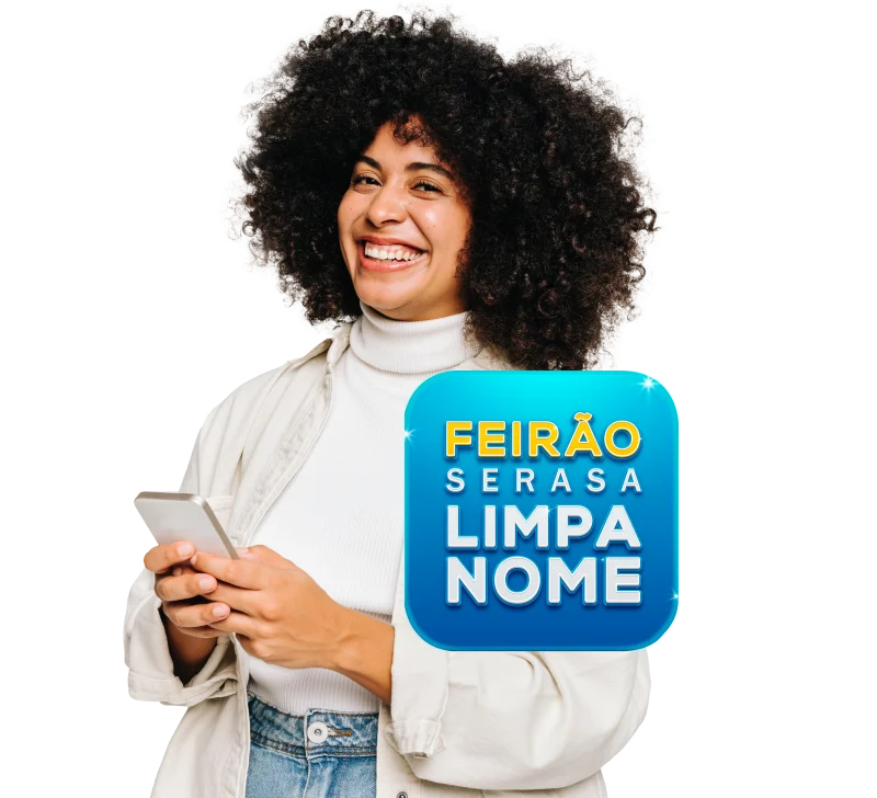 Mulher Feliz segurando celular com imagem do Feirão Serasa Limpa Nome